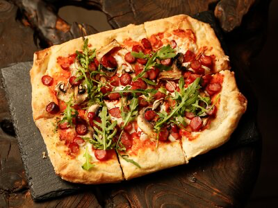 Пицца с колбасками и грибами