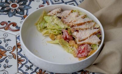 Салат Цезарь с курицей