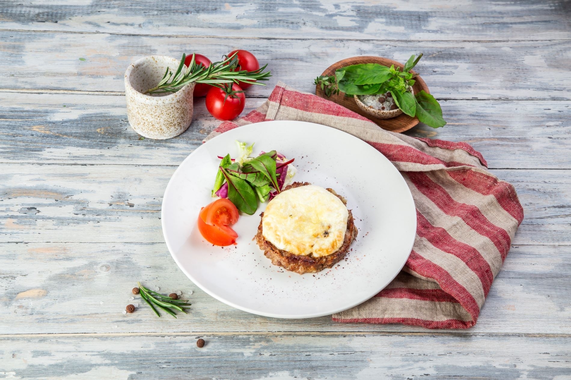 Биточек из говядины с грибами