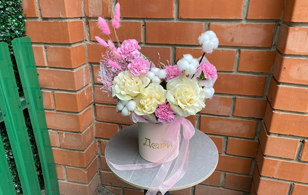 №52 Зефирная коробочка с розами и диантусами