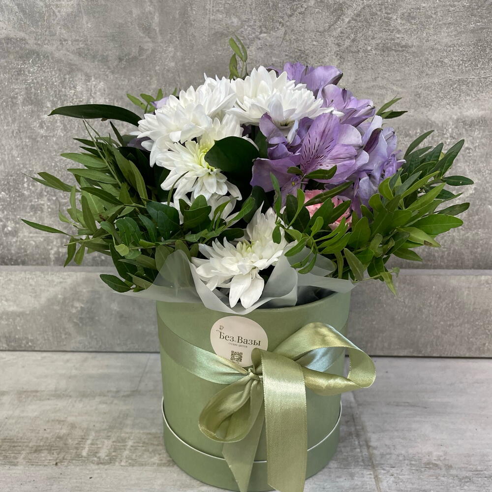 Цветы в коробке хризантемы и альстромерия