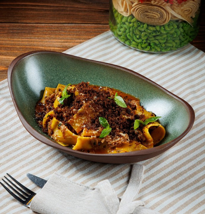 Папарделле с рваной уткой и хрустящей крошкой