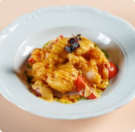 Креветки попкорн с острым кунжутным соусом и пармезаном