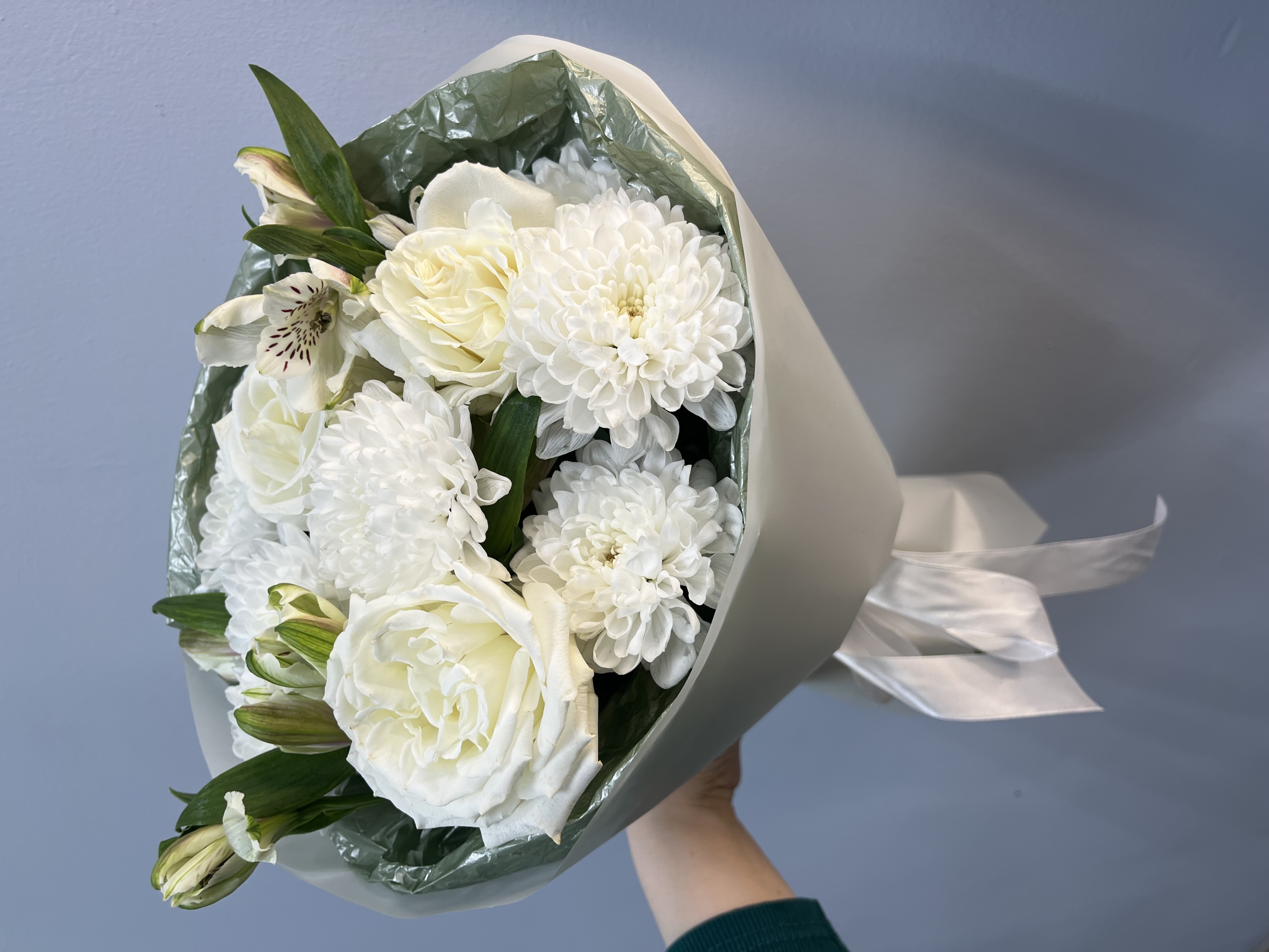 Перламутровый букет из роз и хризантем 