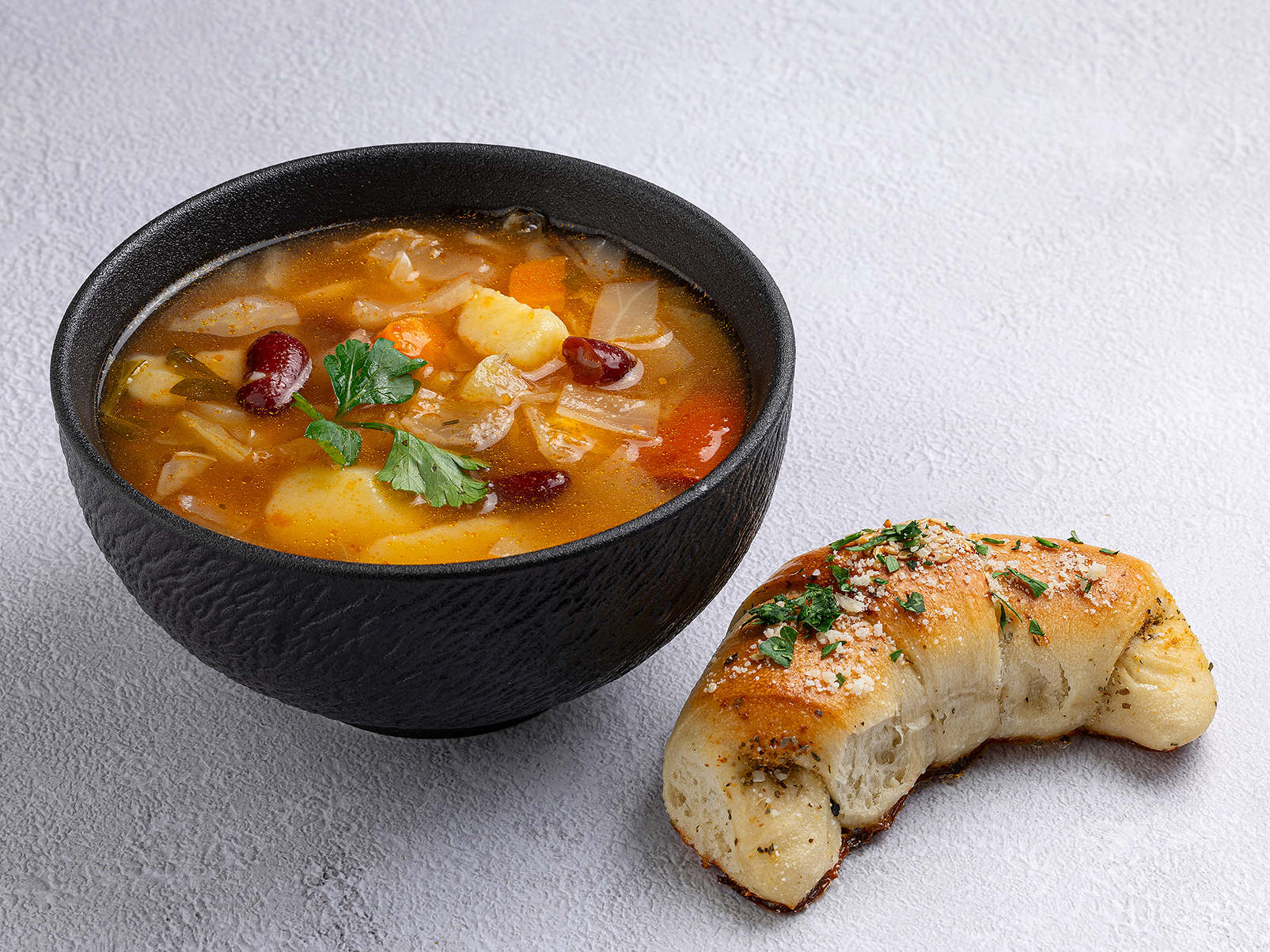 Минестроне с чесночной булочкой