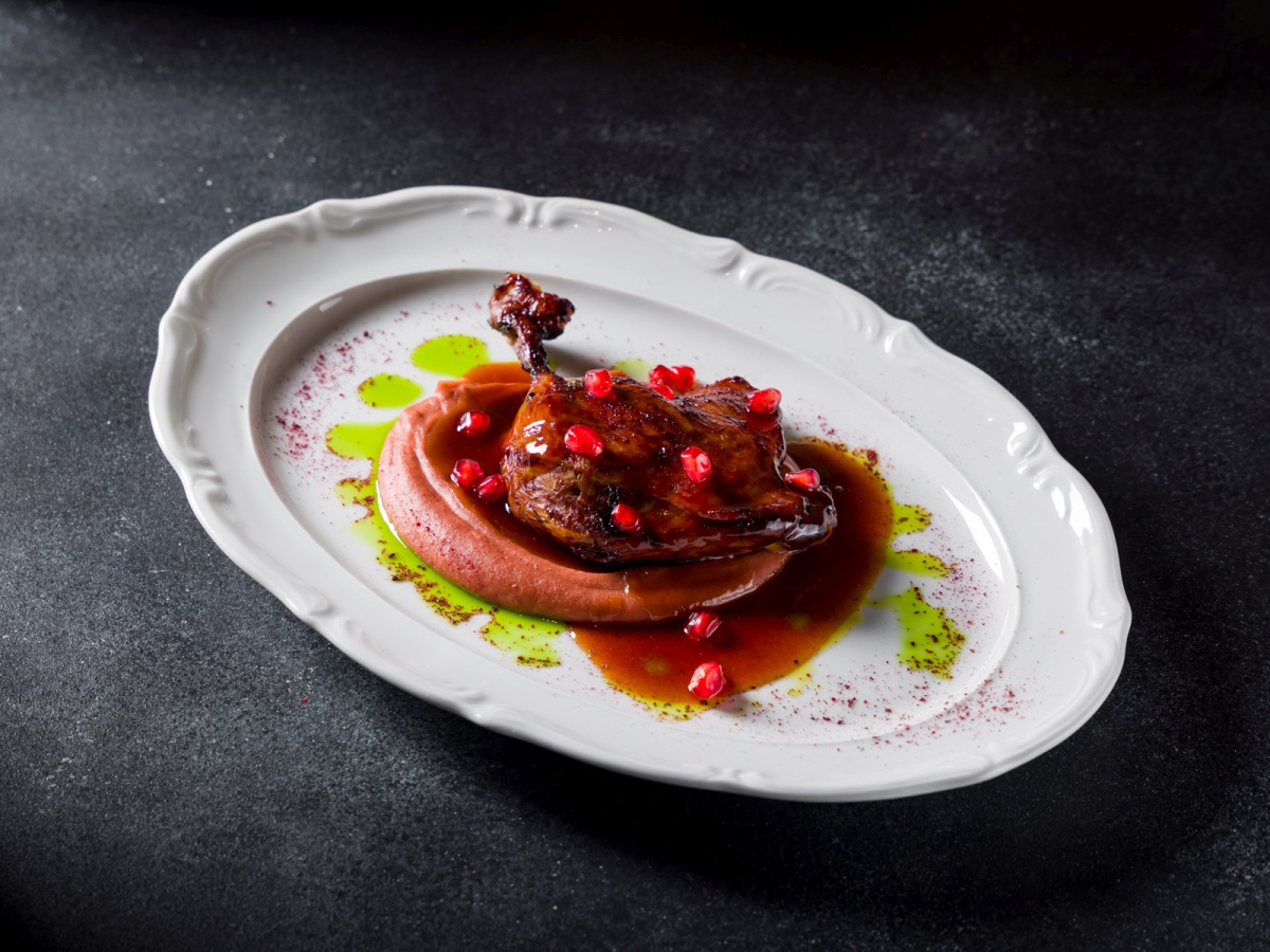 Утиная ножка конфи с пюре из печеных яблок
