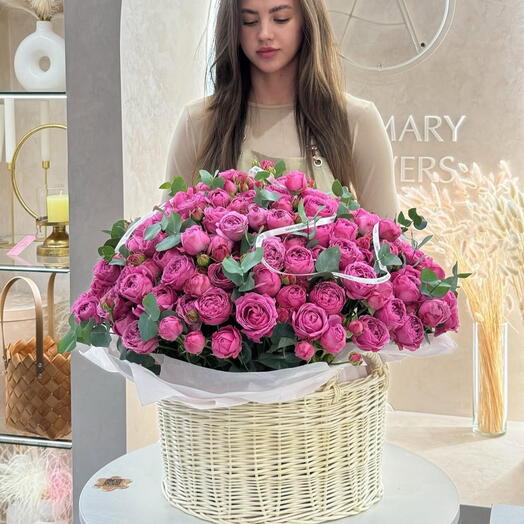 Пионы пионовидные розы в корзине