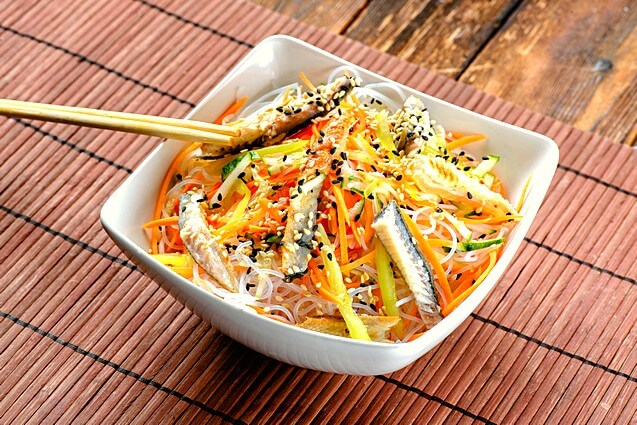 Салат с угрём, фунчозой и овощами