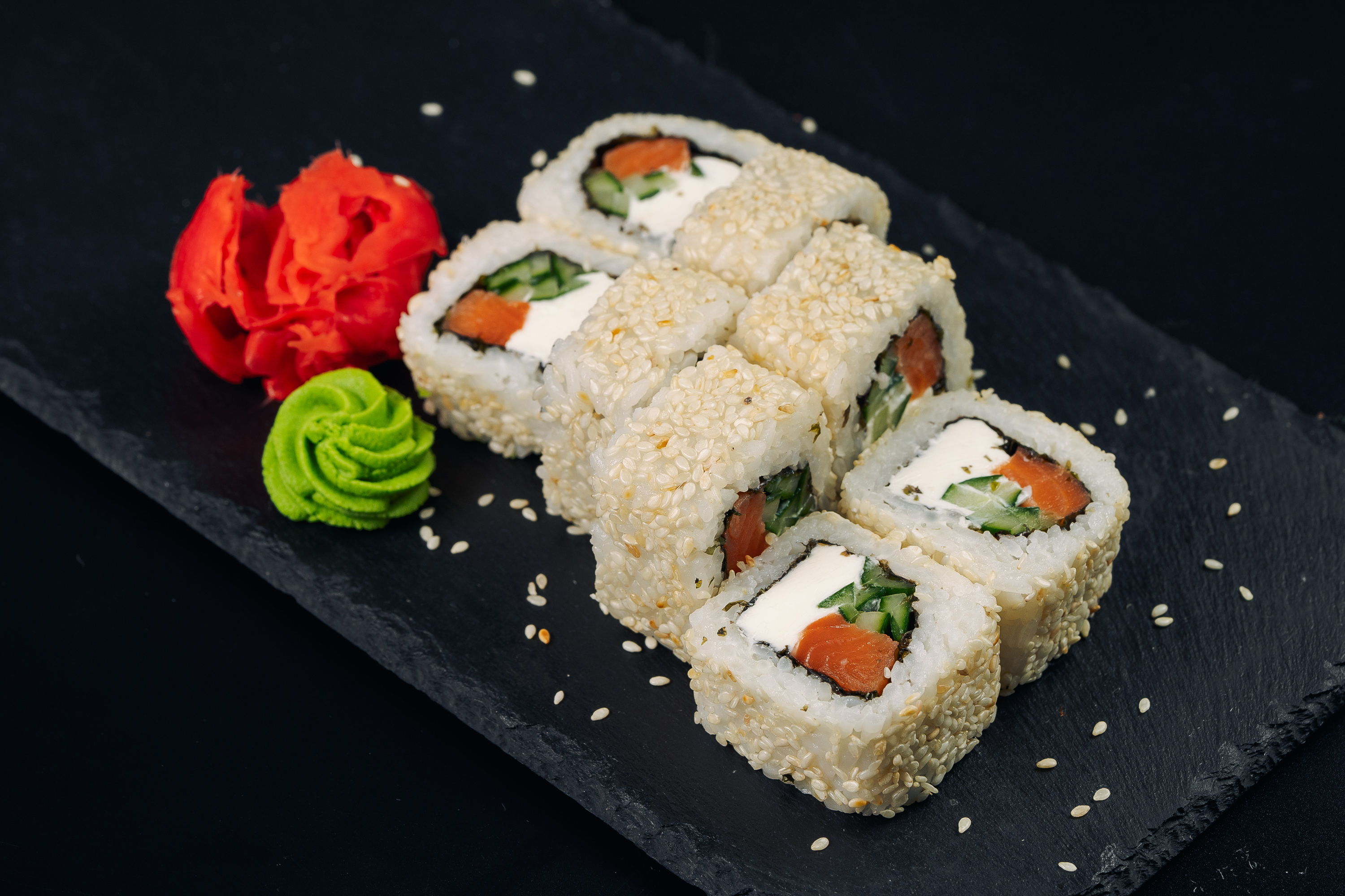 Калифорния с форелью в кунжуте