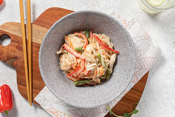 Пшеничная лапша с курицей под соусом