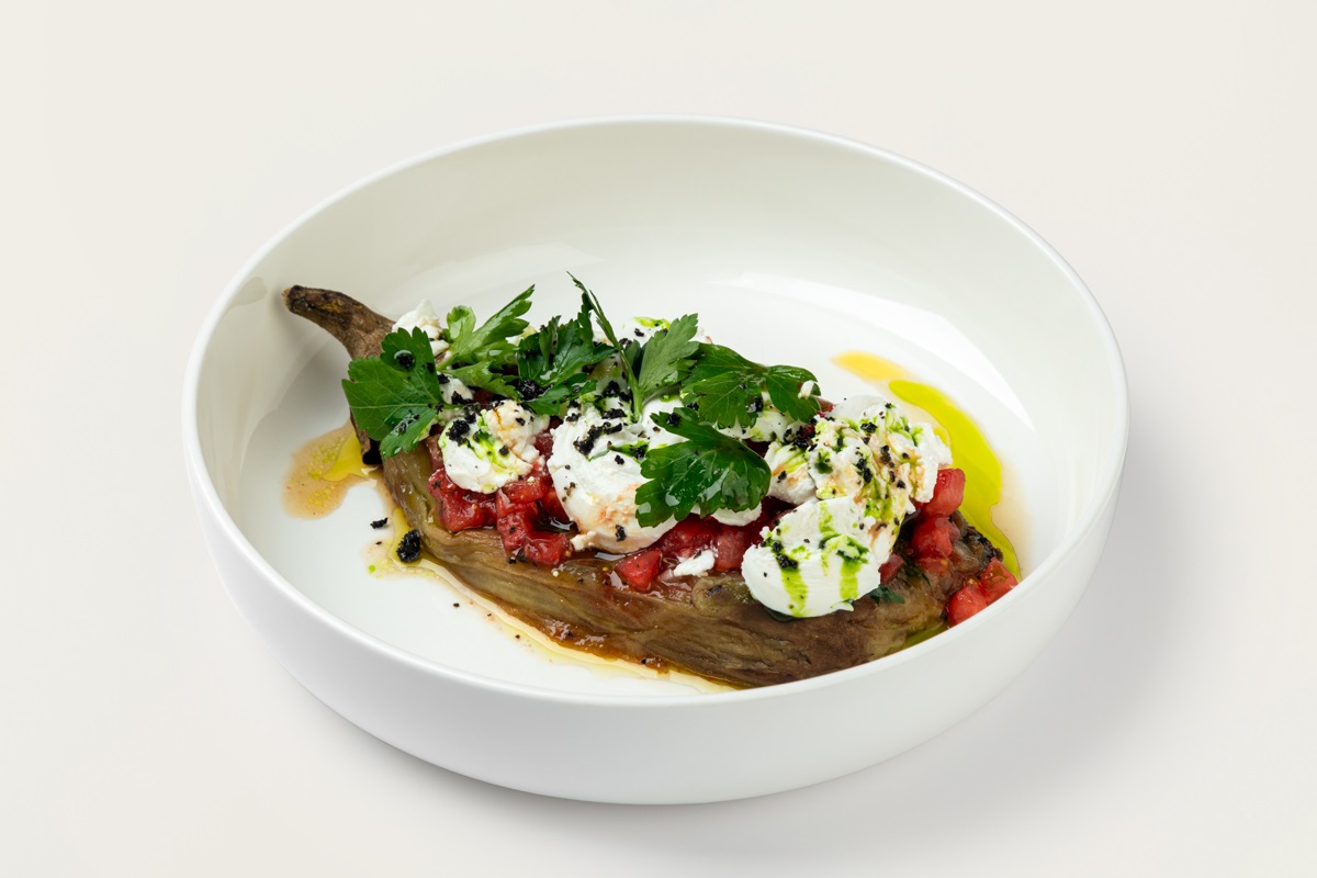 Запечённый баклажан с сыром фетакса и томатами