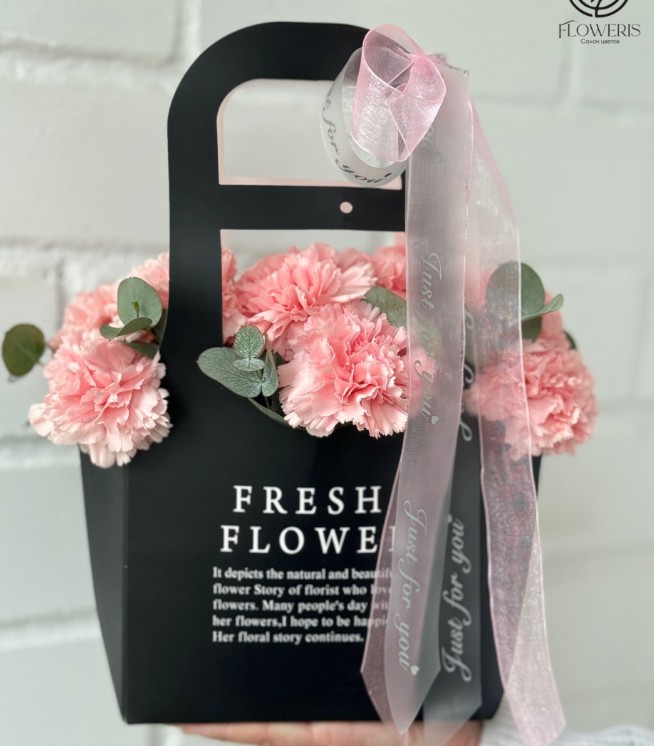 Стильная сумочка из диантусов с эвкалиптом