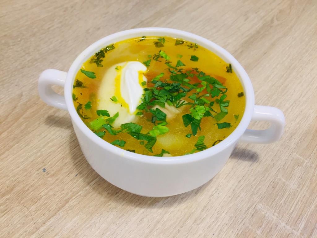 Щи из свежей капусты со сметаной