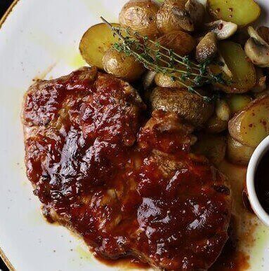 Стейк из cвинoй шеи BBQ с мини-картоф.