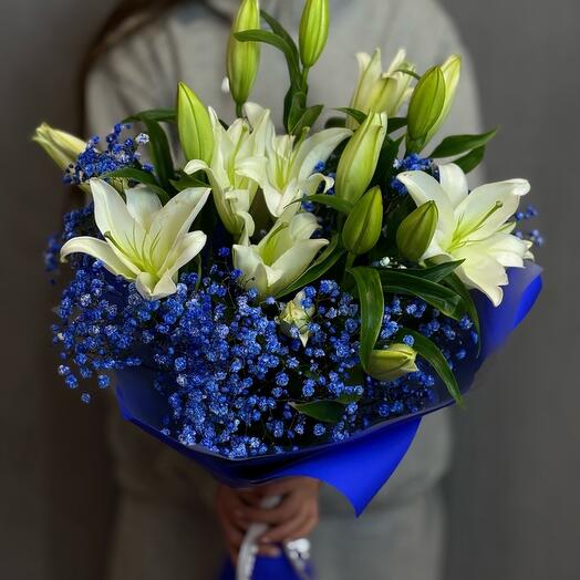 Букет с лилией и гипсофилой