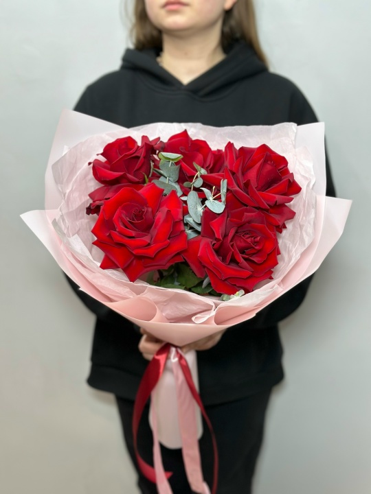 5 красных роз Софи Лорен с эвкалиптом