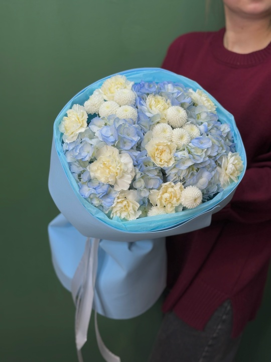 Голубой букет с гортензиями, белыми диантусами и хризантемой ньютон