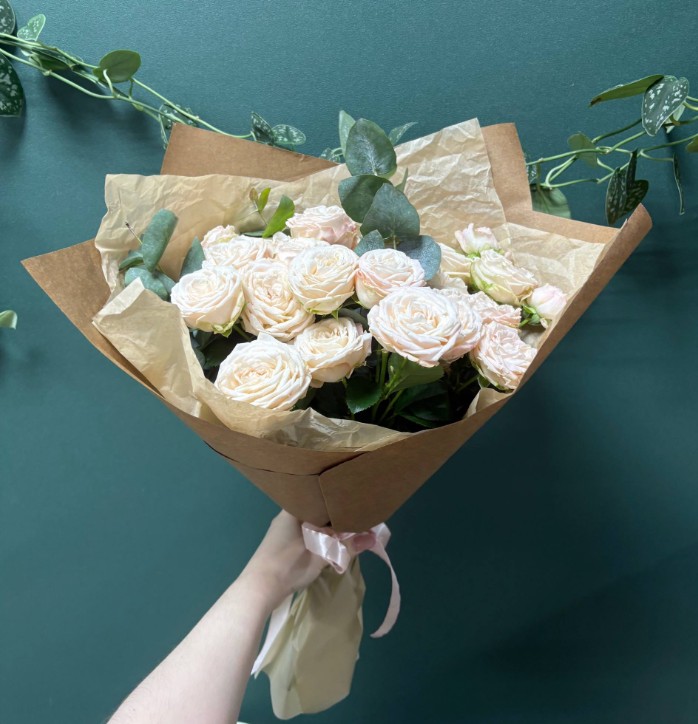Букет из кустовых розы 