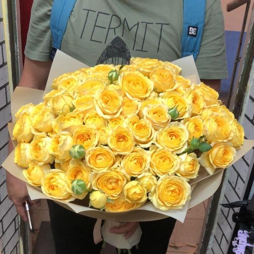 Шикарный букет из кустовой розы