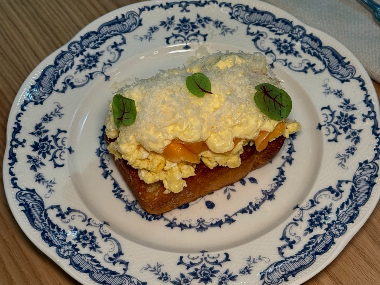 Скрембл на бриоши с лососем и голландским соусом
