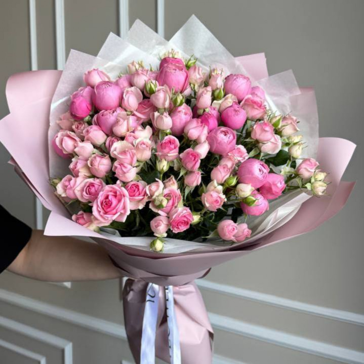 Моно букет из кустовых роз 65 (предзаказ)