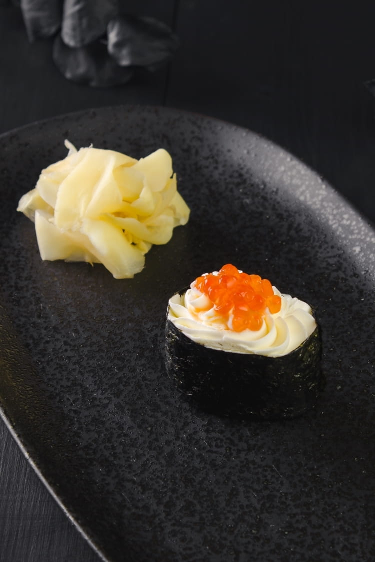 Гункан с красной икрой