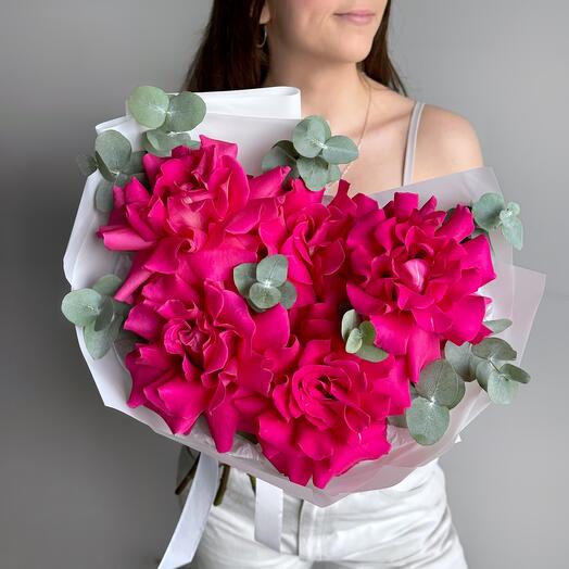 Яркий букет розовая французская роза и эвкалипт