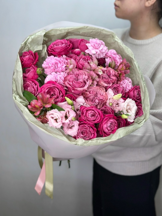 Букет с кустовыми розами ,с пионовидными розами кантри ,диантусами и эустомой