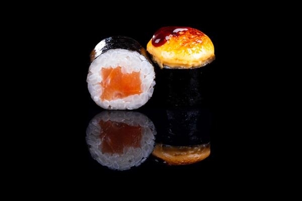 Запеченные мини роллы с лососем