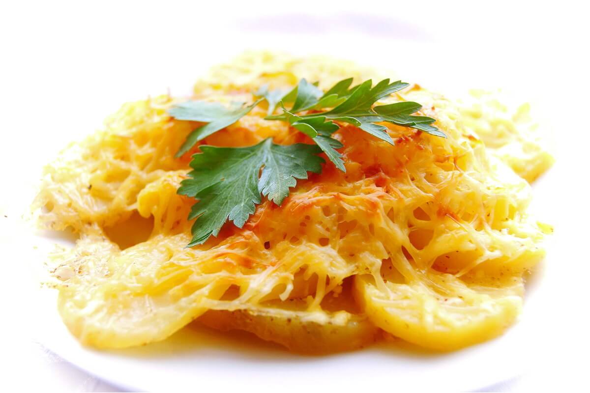 Картофель запеченный под сырной корочкой