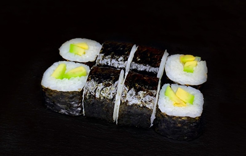 Ролл с авокадо