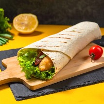 Ролл с морепродуктами в тортилье