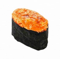 Гункан с лососем под сырным соусом