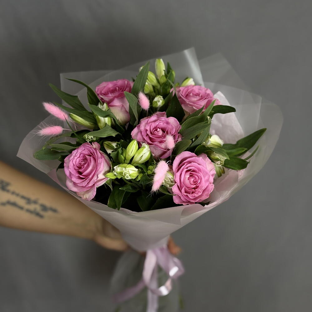 Букет с розой и белой альстромерией