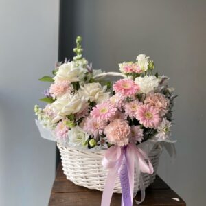Композиция в корзине в нежных оттенках
