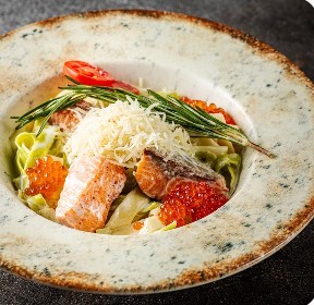 Феттуччини с лососем и красной икрой 