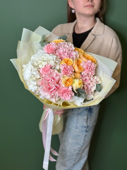 Букет с гортензией ,французскими розовыми розами ,желтыми кустовыми пионовидными розами и