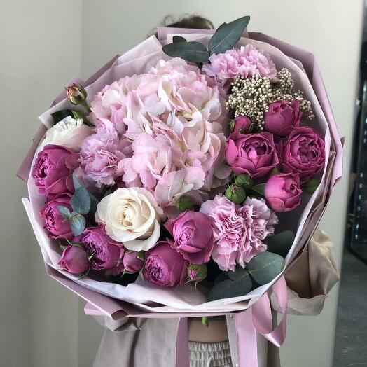 Букет с пионовидными розами и гортензией 