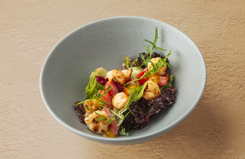 Салат с креветками пармеджано и соусом манго