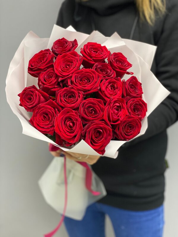 Букет из 17 красных роз "Red Naomi"