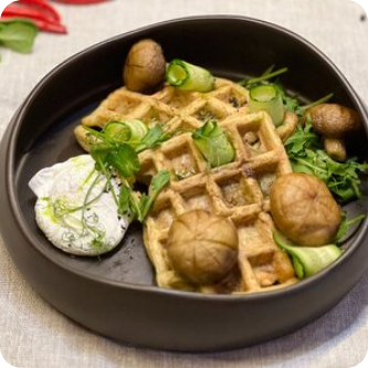 Вафли из кабачка с яйцом пашот и грибами