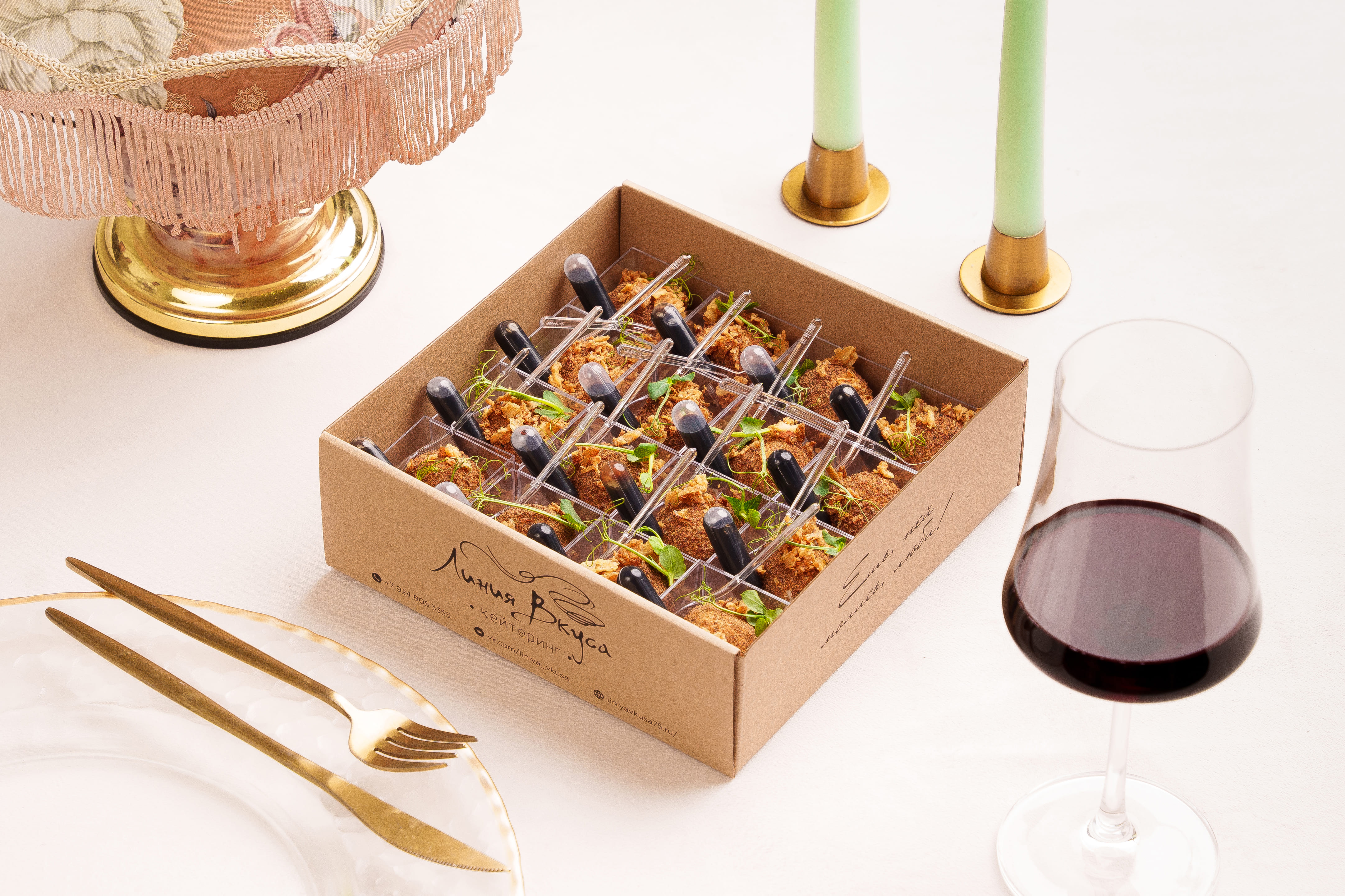 Бокс чиз-боллов в ржаной понировке с луком фри и соусом в капсуле