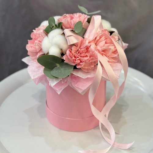 Букет в коробке: диантусы, хлопок, эвкалипт (к0069)