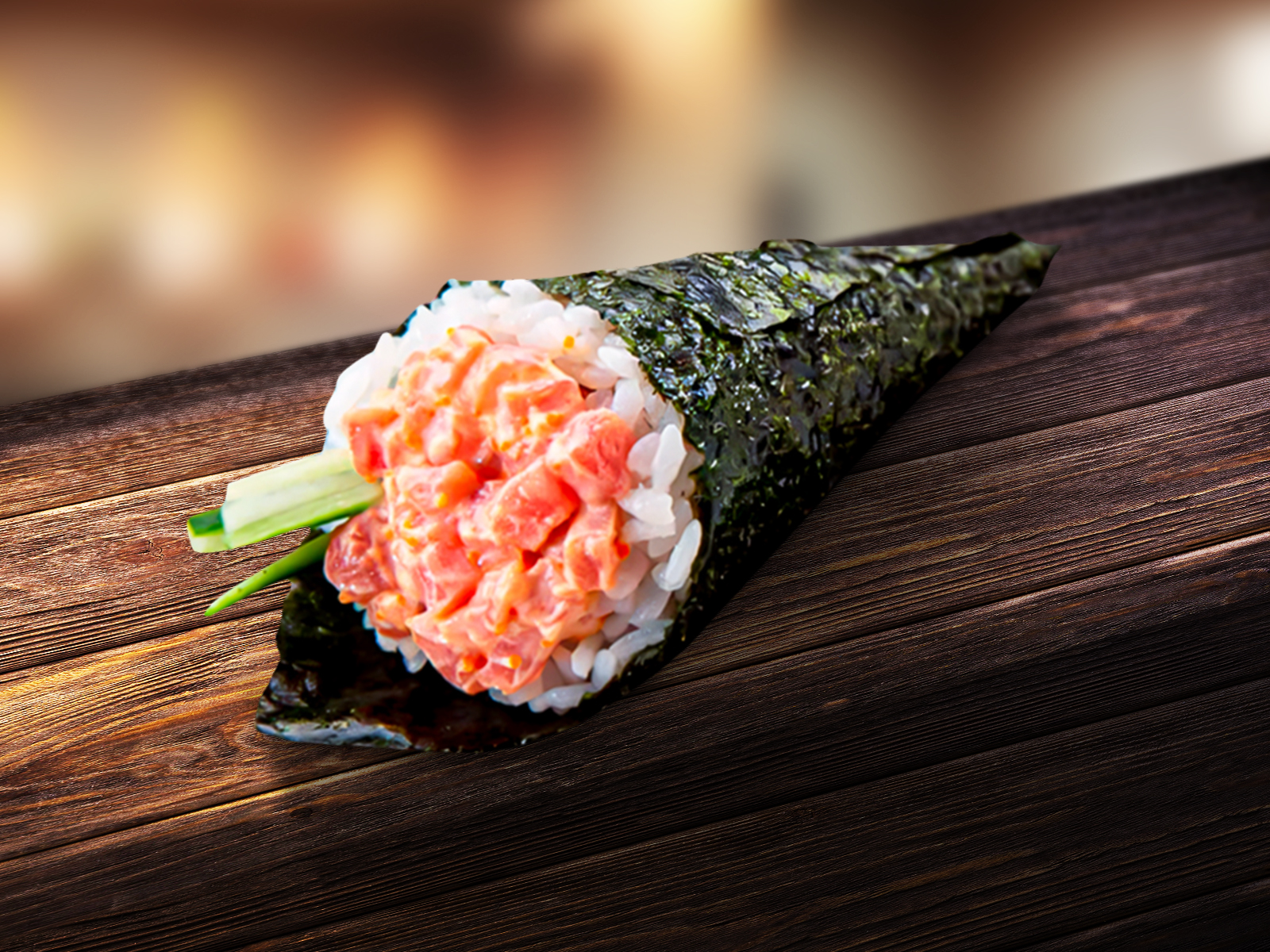 Ручной ролл с тунцом