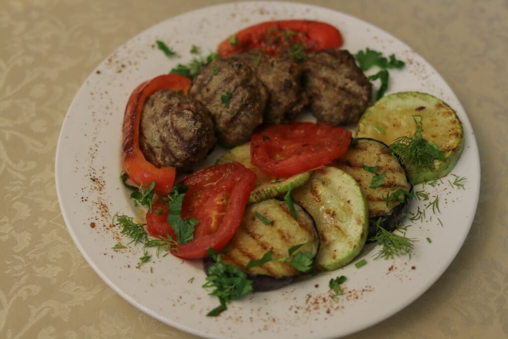 Котлеты с овощами на мангале