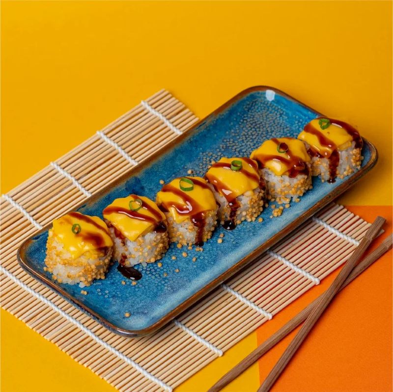 Ролл с креветкой и ананасом