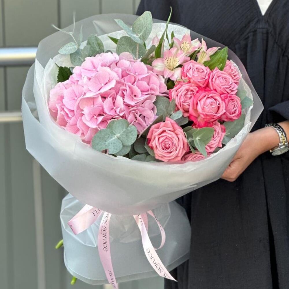 Букет из розовой гортензии и кустовых роз