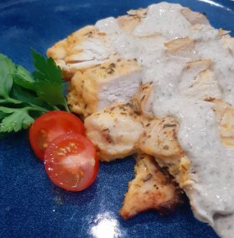 Куриная грудка в сливочно-грибном соусе