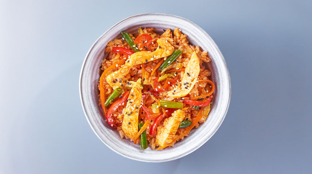 Рис с курицей и овощами в остром соусе
