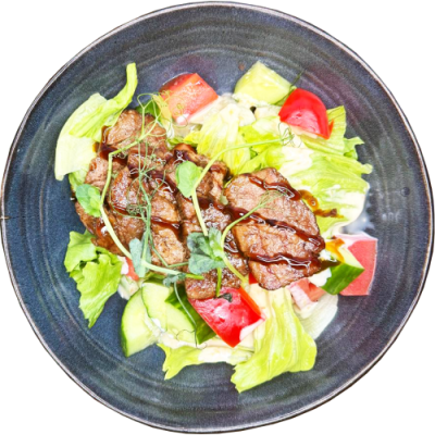 Теплый салат из телятины с овощами и ореховым соусом